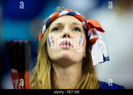 Berlino, Germania. Decimo gen, 2016. Un sostenitore della squadra francese durante le Olimpiadi di qualificazione uomini finale di partita di pallavolo tra la Francia e la Russia a Berlino, Germania, 10 gennaio 2016. Foto: GREGOR FISCHER/dpa/Alamy Live News Foto Stock