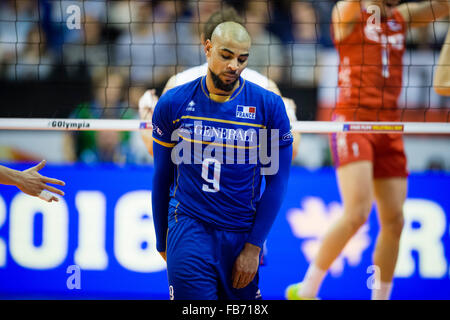 Berlino, Germania. Decimo gen, 2016. In Francia la Earvin Ngapeth reagisce durante le Olimpiadi di qualificazione uomini finale di partita di pallavolo tra la Francia e la Russia a Berlino, Germania, 10 gennaio 2016. Foto: GREGOR FISCHER/dpa/Alamy Live News Foto Stock