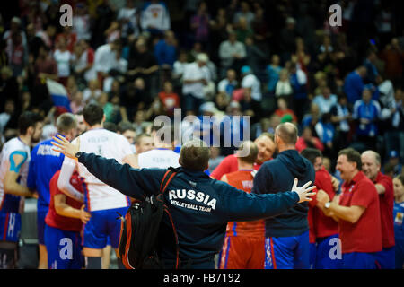 Berlino, Germania. Decimo gen, 2016. Il team russo festeggia dopo aver vinto le Olimpiadi di qualificazione uomini finale di partita di pallavolo tra la Francia e la Russia a Berlino, Germania, 10 gennaio 2016. Foto: GREGOR FISCHER/dpa/Alamy Live News Foto Stock