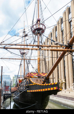 Golden Hinde (full size replica del Golden Hind) ancorata in St Mary Overie Dock, Londra, Inghilterra, Regno Unito Foto Stock