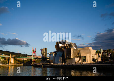 5/9/15 Museo Guggenheim nel tardo pomeriggio di sole, Bilbao, Bizkaia, Paesi Baschi, Spagna. Foto di James Sturcke Foto Stock