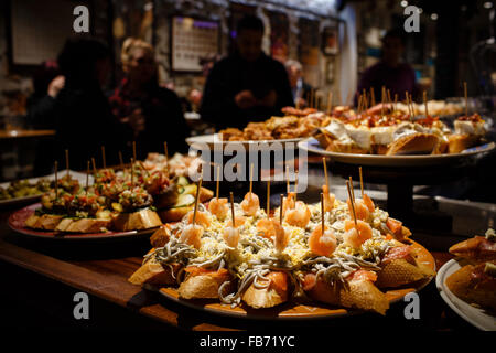 1/4/15 anguilla, gamberi, uovo & tapas salmone sul display, Casa Alcalde, c/ Negusia, San Sebastián, Paesi Baschi, Spagna. Foto Stock