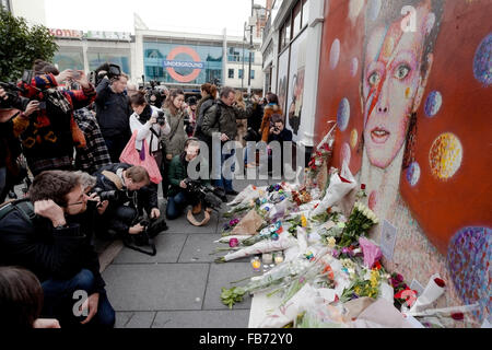 Londra, Regno Unito. Xi gen, 2016. Il media scrum al murale per Brixton nato David Bowie che è diventata un centro di tributi a Bowie seguendo il suo passaggio di credito: Miele Salvadori/Alamy Live News Foto Stock