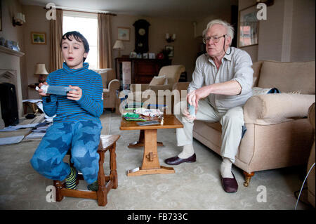 11 enne nipote giocare sul Wii con il suo nonno in North Yorkshire Foto Stock