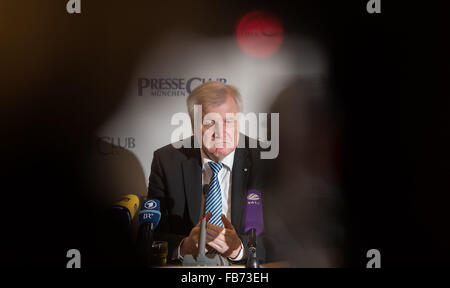 Monaco di Baviera, Germania. Xi gen, 2016. Horst Seehofer, premier dello stato tedesco della Baviera, offre commento nel corso di una conferenza stampa a Monaco di Baviera, Germania, 11 gennaio 2016. Foto: PETER KNEFFEL/dpa/Alamy Live News Foto Stock