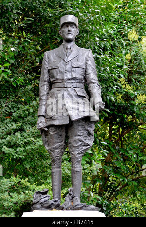 Londra, Inghilterra, Regno Unito. Statua: Il Generale Charles de Gaulle (1890-1970) in giardini Carlton di Angela angolo, svelato 1993 Foto Stock