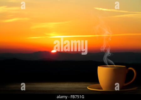 Tazza da caffè su un tramonto
