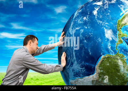 L'uomo spinge il pianeta. Foto Stock