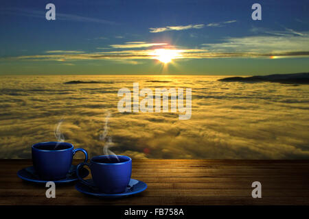 Due tazze di caffè contro sunrise Foto Stock