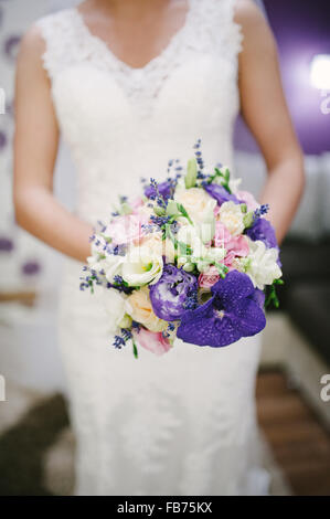 Sposa tenendo un mazzo di fiori, mazzo di nozze Foto Stock