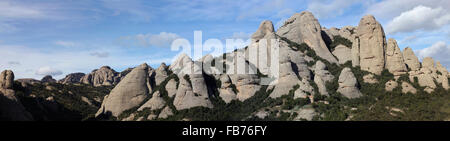 Vista panoramica della montagna di Montserrat, nei pressi di Barcellona, in Catalogna, Spagna. In mezzo il 'Elephant Rock'. Foto Stock