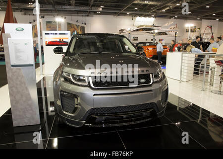 Londra, Regno Unito. 11 gennaio, 2016. Non solo per le barche, Range Rover hanno sulle vetture di mostrare troppo della 62a Londra annuale Boat Show che continua a ExCel. Credito: Keith Larby/Alamy Live News Foto Stock