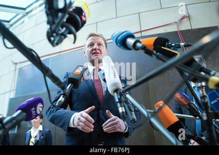 Duesseldorf, Germania. Xi gen, 2016. Dusseldorf, Germania. 11 gennaio, 2016. Ralf Jaeger, il ministro degli Interni dello stato tedesco della Renania settentrionale-Vestfalia, fornisce una dichiarazione ai giornalisti a seguito di una riunione del comitato a Duesseldorf in Germania, 11 gennaio 2016. Affari interni commissione del Nord stato Rhine-Westphalian il parlamento sta discutendo le aggressioni contro le donne che si è verificato su scala massiccia a Colonia per la Vigilia di Capodanno. Foto: FEDERICO GAMBARINI/dpa/Alamy Live News Foto Stock