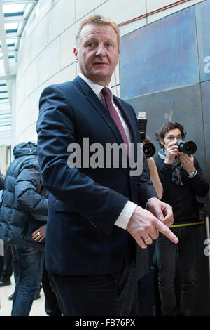 Duesseldorf, Germania. Xi gen, 2016. Dusseldorf, Germania. 11 gennaio, 2016. Ralf Jaeger, il ministro degli Interni dello stato tedesco della Renania settentrionale-Vestfalia, fornisce una dichiarazione ai giornalisti a seguito di una riunione del comitato a Duesseldorf in Germania, 11 gennaio 2016. Affari interni commissione del Nord stato Rhine-Westphalian il parlamento sta discutendo le aggressioni contro le donne che si è verificato su scala massiccia a Colonia per la Vigilia di Capodanno. Foto: FEDERICO GAMBARINI/dpa/Alamy Live News Foto Stock