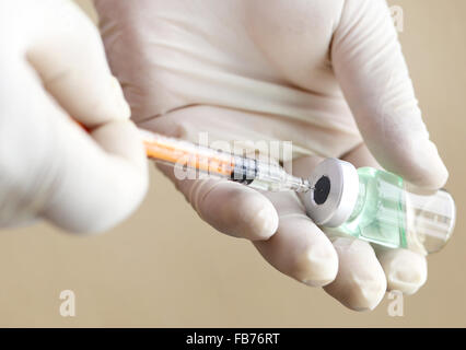 La siringa con il flacone in mano di un medico Foto Stock