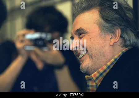 La figura mostra il fotografo David Bailey NELLA FASE DI PRE-APERTURA PHOTOCALL della sua ultima mostra 'NASCITA DEL COOL' presso il Barbican Art Gallery, il Barbican Centre di Londra - Inghilterra Foto Stock