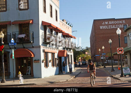 Il pittoresco intersezione di Water Street e Market Street nel centro di Wilmington, Carolina del Nord Foto Stock