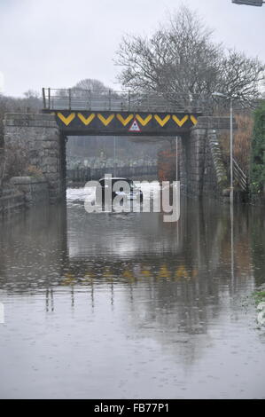 4x4 abbandonato sotto un ponte a Inverurie Foto Stock