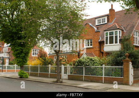 Arti e Mestieri rosso in stile case di mattoni in Bedford Park, Chiswick, London, Regno Unito Foto Stock