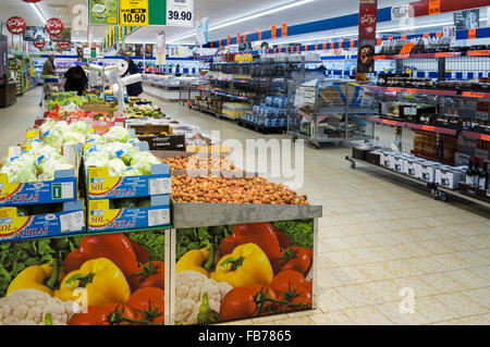 La frutta e la verdura navate all'interno di Lidl, lo sconto catena di supermercati. Modello di Rilascio: No. Proprietà di rilascio: No. Foto Stock