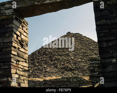 Lungo abbandonato Rhos cava di ardesia alloggio alto montagna vicino a Capel Curig Snowdonia National Park. Foto Stock