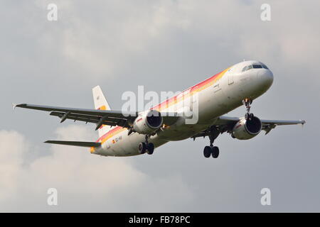 Iberia Airbus A321-211 CE-HUI atterraggio all' Aeroporto di Heathrow, Londra Foto Stock