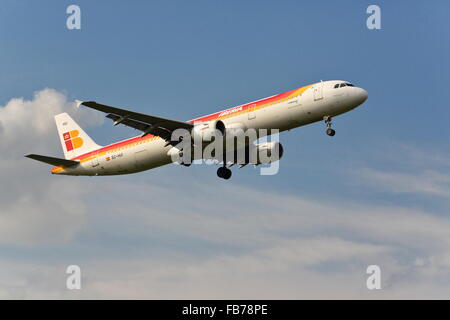 Iberia Airbus A321-211 CE-HUI atterraggio all' Aeroporto di Heathrow, Londra Foto Stock