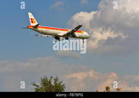 Iberia Airbus A321-211 CE-HUI atterraggio all' Aeroporto di Heathrow, Londra Foto Stock