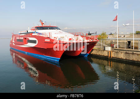 Estonia, Tallinn. La linea di Linda Express catamarano veloce traghetto che opera tra Helsinki e Tallinn ormeggiati alla Linnahall Foto Stock