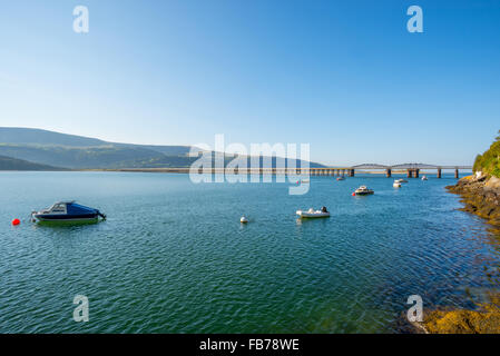 Una vista attraverso l'Estuario per Barmouth viadotto barmouth gwynedd Wales UK Foto Stock