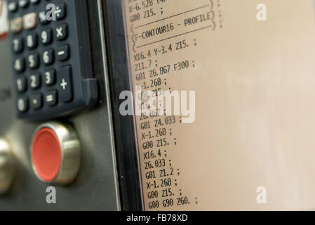 Il display della macchina programmabili con un grande tasto rosso. Fresatura e industria del tornio. La tecnologia CNC. Ingegneria di metallo. shallow DOF Foto Stock