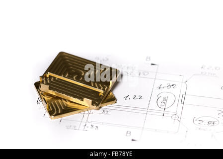 Pronto CNC golden e silver dettagli in metallo su disegno tecnico schizzo con misure Foto Stock