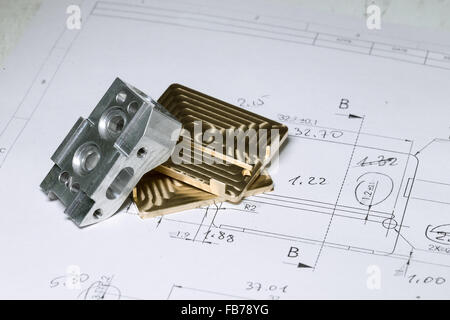 Pronto CNC golden e silver dettagli in metallo su disegno tecnico schizzo con misure Foto Stock