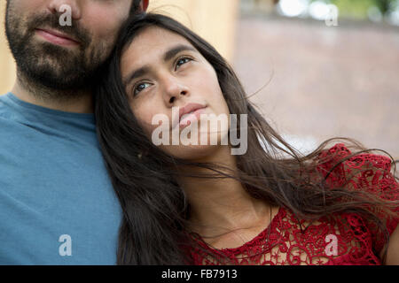 Donna appoggiata sull'uomo spalla, close-up Foto Stock