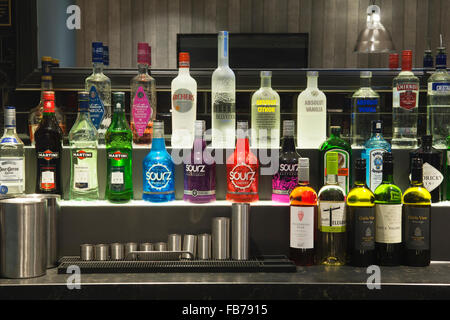 Bottiglie di alcolici dietro il bar in un hotel Aberdeen - Aberdeen, Scozia, Regno Unito. Foto Stock