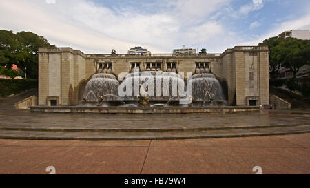 Grande fontana con la statua equestre, in Alameda Dom Afonso Henriques parc, Lisbona, Portogallo Foto Stock