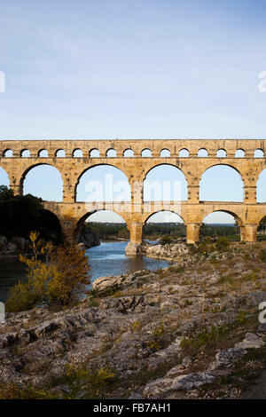 Vista del Pont du Gard oltre il fiume Gardon contro sky Foto Stock