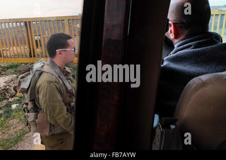 Shilo, West Bank. 11 gennaio, 2016. Un soldato IDF ispeziona i veicoli che entrano nel West Bank Settlement di Shilo sotto la giurisdizione del Mateh Binyamin Consiglio Regionale. Foto Stock