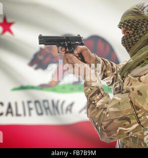 Maschio con la pistola in mano e stato americano bandiera sulla serie di sfondo - California Foto Stock
