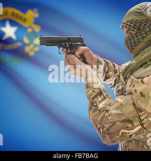 Maschio con la pistola in mano e stato americano bandiera sulla serie di sfondo - Nevada Foto Stock