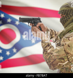 Maschio con la pistola in mano e stato americano bandiera sulla serie di sfondo - Ohio Foto Stock
