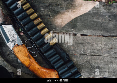 Angolo di Alta Vista della pistola e proiettili sul banco di lavoro Foto Stock