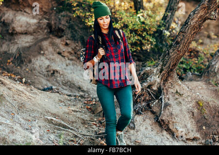 Donna in casuals escursioni nella foresta Foto Stock