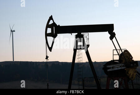 Operando il petrolio e il gas ben profilato sul Cielo di tramonto Foto Stock