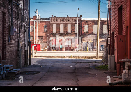 Vecchio, dipinta in mattoni sulla segnaletica sono saliti fino a palazzo visto attraverso il vicolo nel centro cittadino di Muskogee, Oklahoma, Stati Uniti d'America. Foto Stock