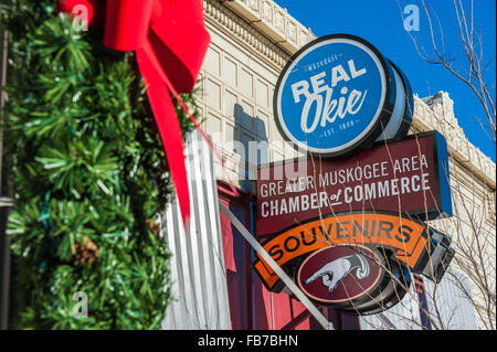 Per la segnaletica sulle facciate per la Camera di Commercio nel centro cittadino di Muskogee, Oklahoma, lo storico accesso all'Occidente. Foto Stock