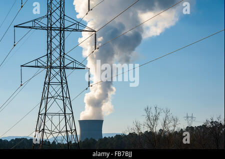 Arkansas Centrale nucleare uno e linee di trasmissione elettrica ad alta tensione a Russellville, Arkansas. (STATI UNITI) Foto Stock