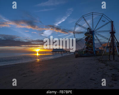 Inverno di Cleethorpes Beach Sunrise, big wheel e pier in background. Foto Stock
