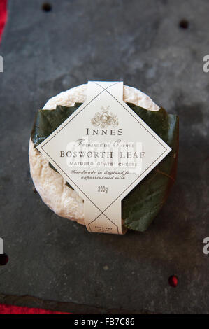 Bosworth Leaf è un non pastorizzato, vegetariano, semi-soft formaggio di latte di capra. Uno stampo formaggio stagionato. Innes Foto Stock