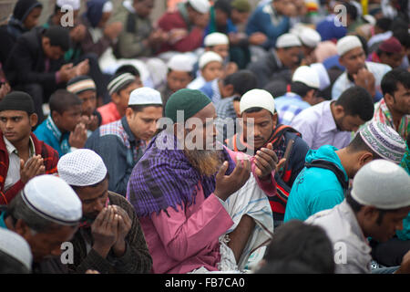 Dacca in Bangladesh 10 Gennaio 2016: bangladese devoti musulmani frequentano il Akheri Munajat preghiere conclusive sul terzo giorno di Biswa Ijtema, la seconda più grande congregazione musulmana dopo l'Hajj, a Tongi stazione ferroviaria in Tongi 20 km da Dacca, il 10 gennaio 2016. Circa due milioni di musulmani dal Bangladesh e all'estero osservato la tre-giorni di Congregazione con la preghiera sulle rive del fiume Turag. Foto Stock